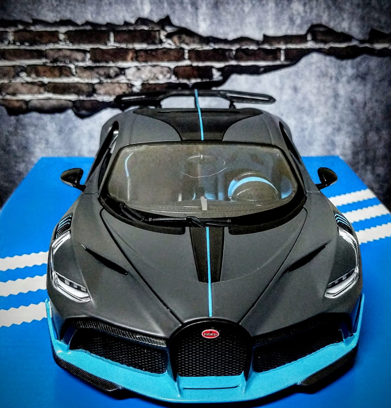 Bugatti Divo Matt Gray with Blue Accents 1/18 Diecast Model Car by Bburago 11045 customer photo 1