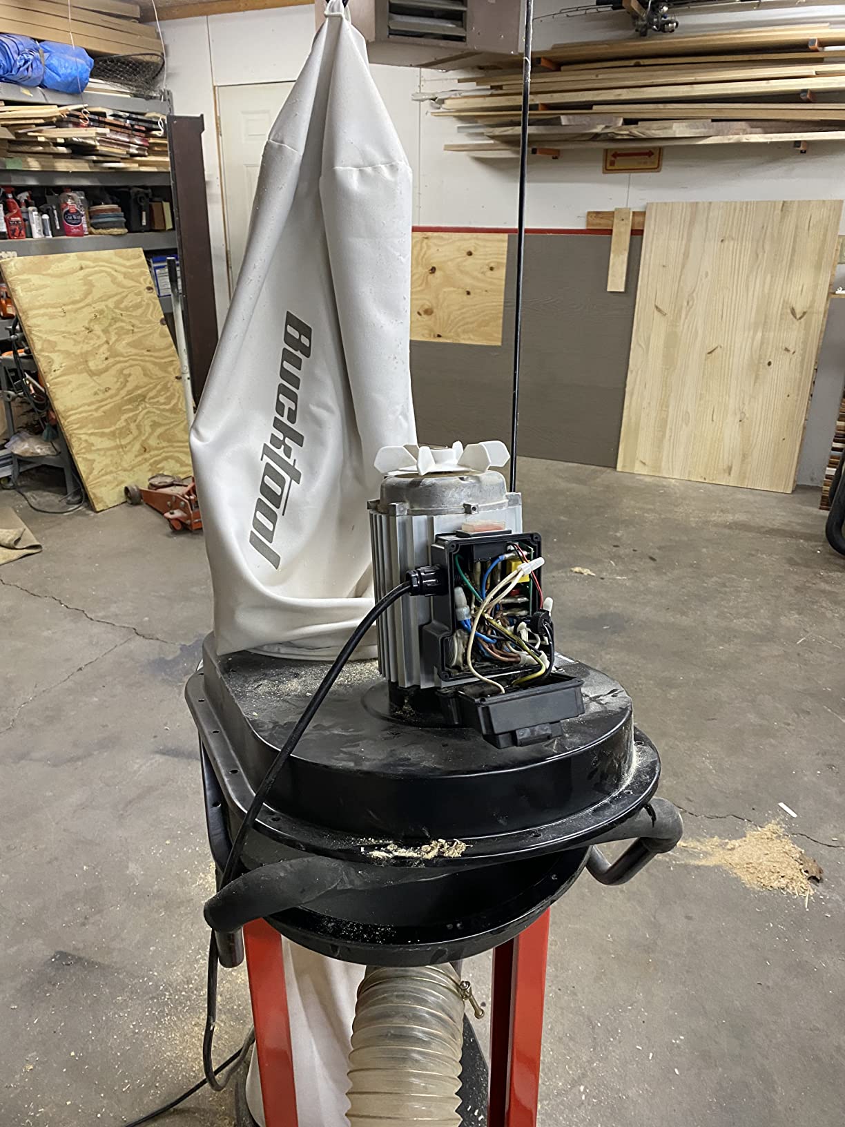 BUCKTOOL 750 CFM Auto-Start Dust Collector,1.2HP 13-Gallon Capacity customer photo 1