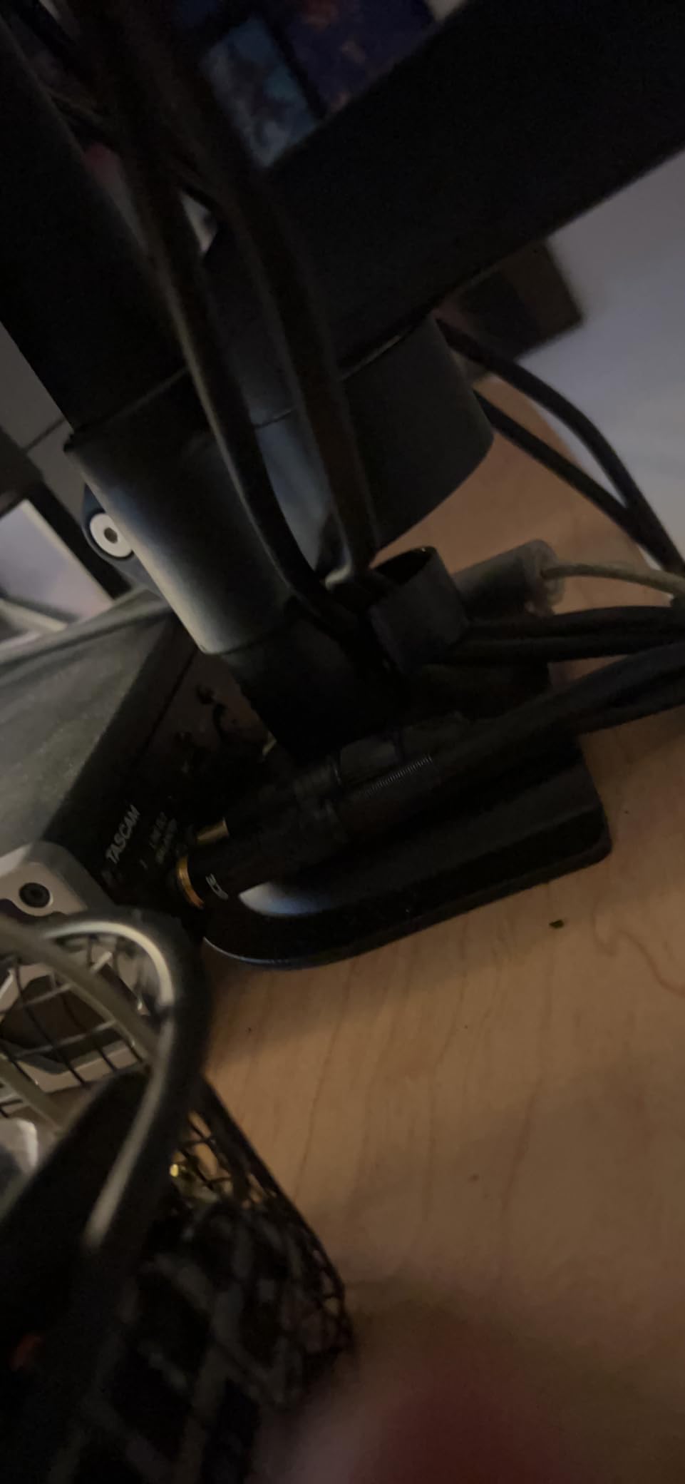 HUANUO 17-32 Inch Dual Monitor Stand, Stacked Monitor Mount, Monitor Arms for 2 Monitors, Ergonomic Adjustable Tilt/Swivel/Rotate, Weight Max 19.8 lbs, VESA 75/100mm customer photo 1