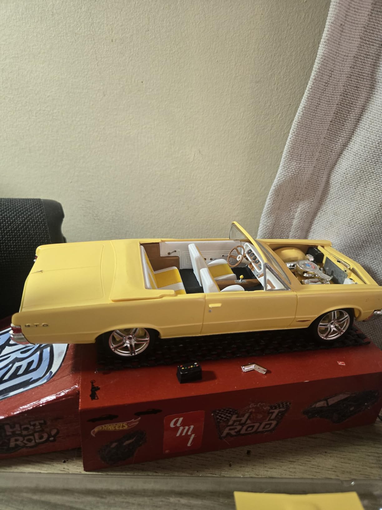 AMT 1965 Pontiac GTO 2T 1/25th Scale Model Kit, White (AMT1191M) customer photo 1
