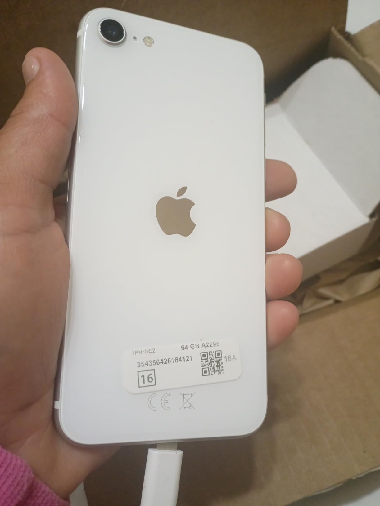 Apple iPhone SE (2nd Generation), 64GB, Red - Unlocked (Renewed) customer photo 2
