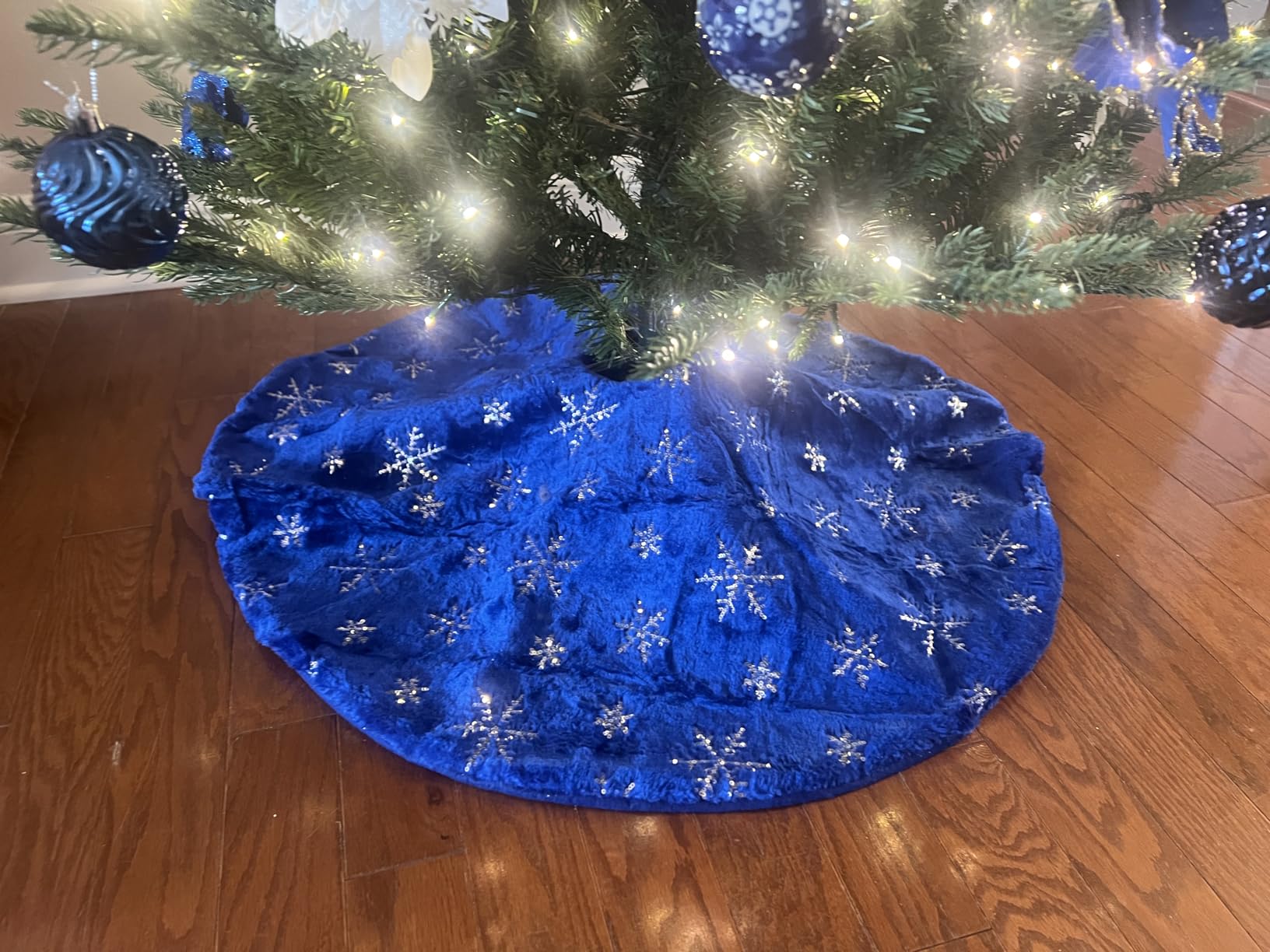Plush Christmas Tree Skirts, 30 inches Luxury Snowy White Faux Fur Xmas Tree Base Cover Mat with Gold Snowflakes for Xmas New Year Home Party Decorations (30 inches, Gold) customer photo 1