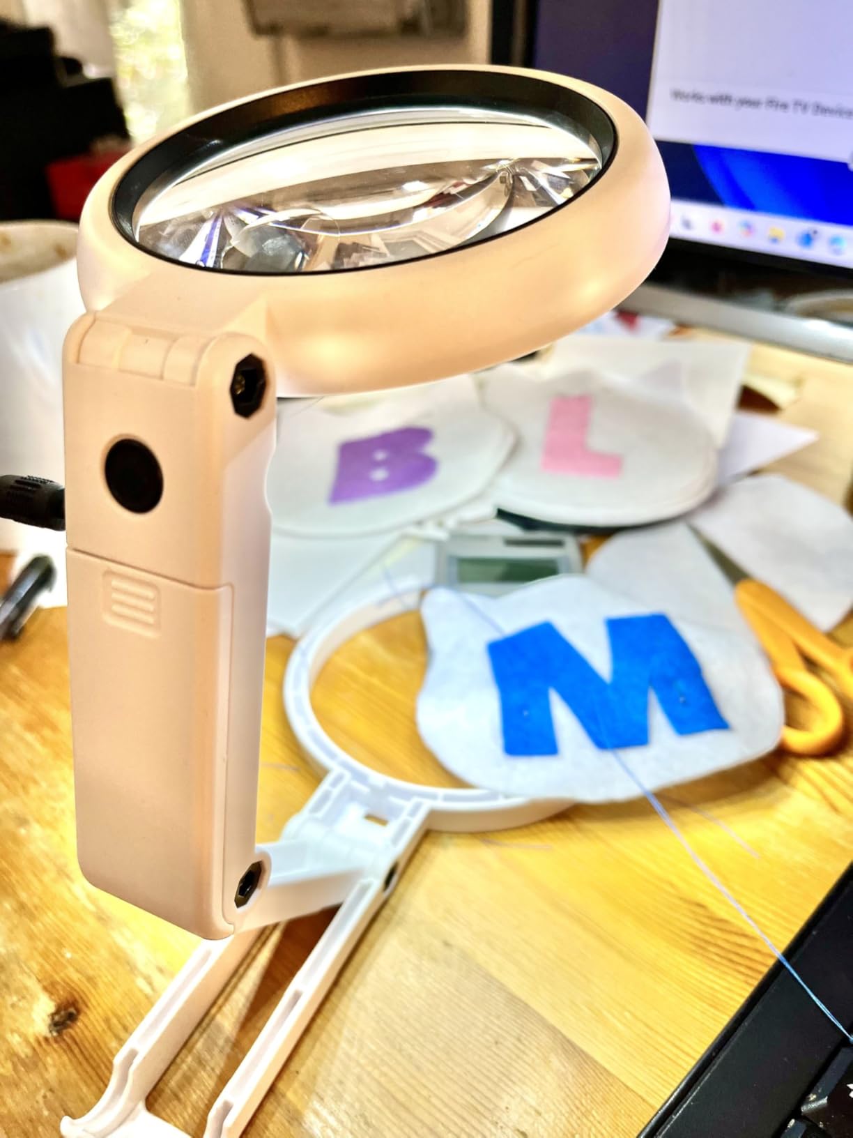 Magnifying Glass with Light and Stand, 3.55 Inch Large Lens with Lightweight Foldable Arm, Illuminated Magnifier with LED & Adjustable Brightness for Seniors Reading, Close Work, Coins, Jewelry customer photo 2