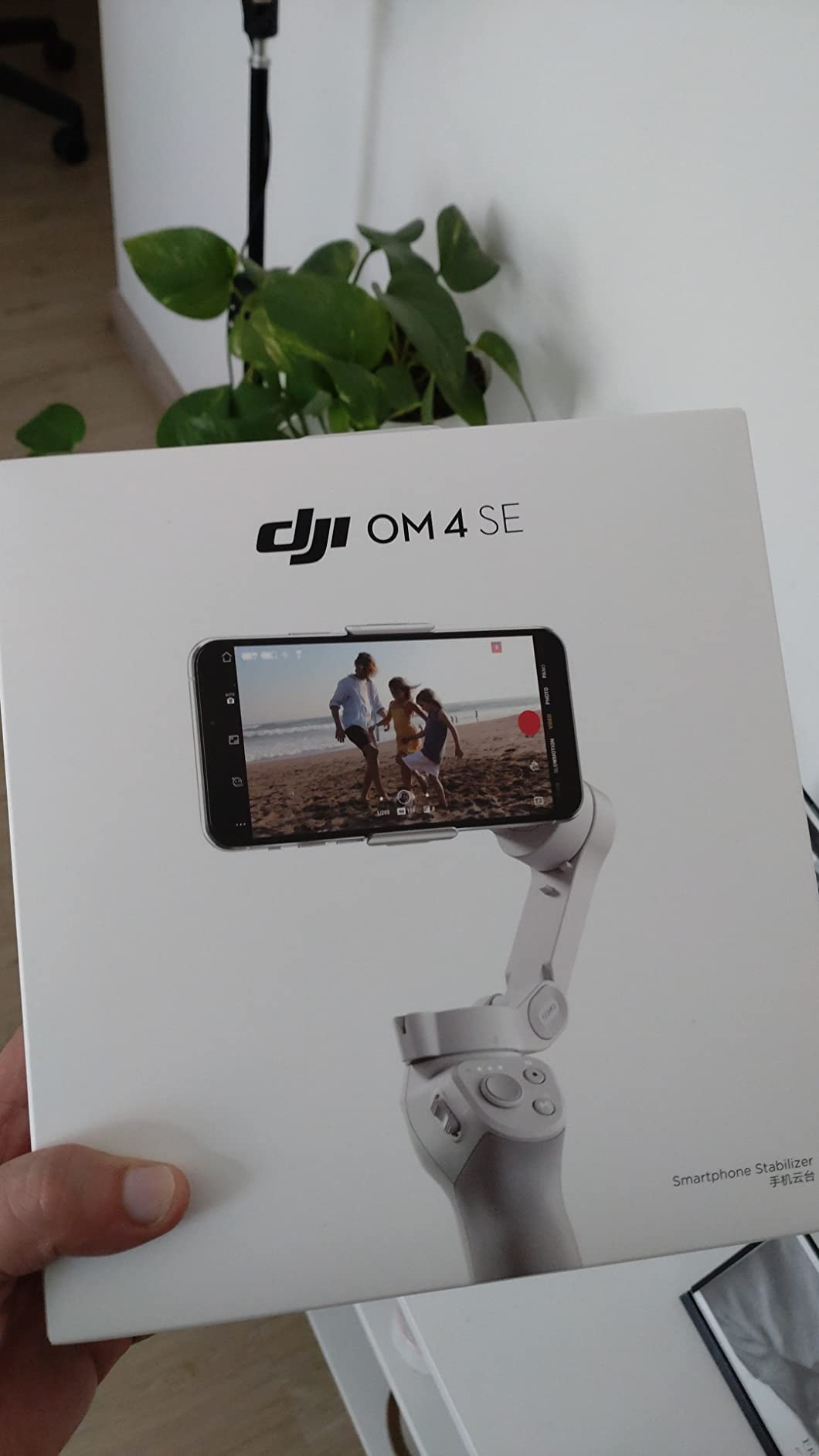 DJI OM 4 SE - 3-Axis Smartphone Gimbal Stabilizer with Tripod, Magnetic Design, Portable and Foldable, ActiveTrack 3.0, Story Mode, Vlogging Stabilizer, YouTube TikTok Video, for Android and iPhone customer photo 2
