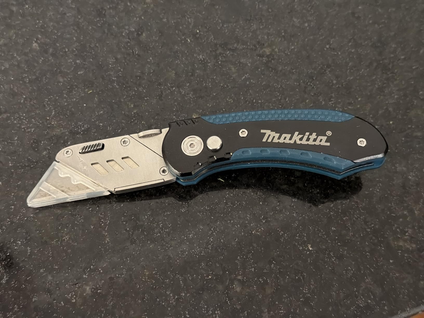 Makita Quick Change Folding Utility Knife with 10 Blades customer photo 2