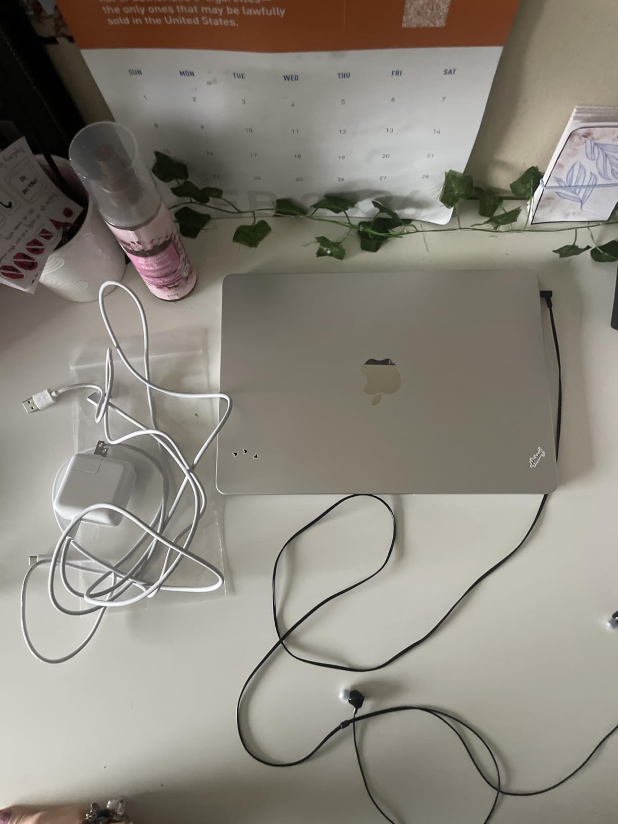 Apple 2022 MacBook Air Laptop with M2 chip, 13.6-inch, 8GB RAM, 256GB SSD Storage, Starlight (Renewed) customer photo 2