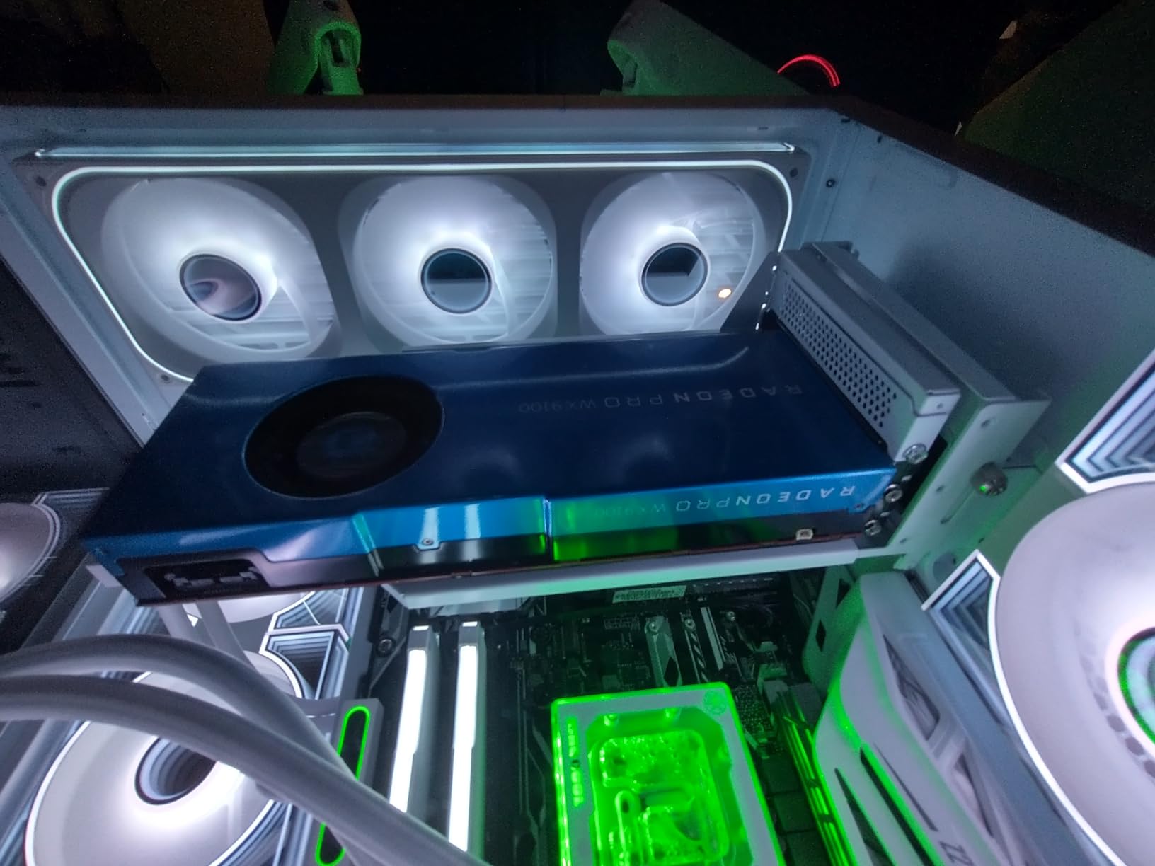 Cooler Master Vertical GPU Card Holder Kit V3, PCIe 4.0 5.0 Motherboards GPUs RTX 5090 RX 9070 XT, ABS Casing, 165mm Length, Modula Adjustable for E-ATX ATX Micro ATX Case, White customer photo 1