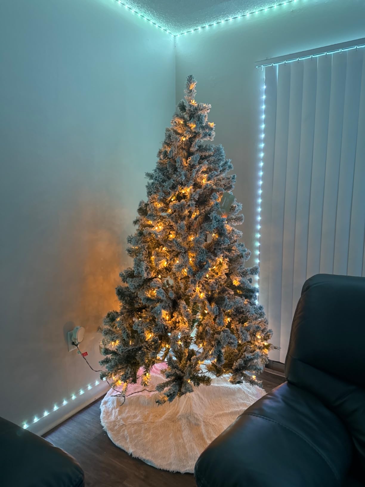 YEAHOME Christmas Tree Skirt, 48 Inch White Soft Faux Fur Tree Skirts Plush Christmas Decorations, White Ornaments Christmas Tree Skirts Xmas Decorations Indoor Holiday Party Decor customer photo 1