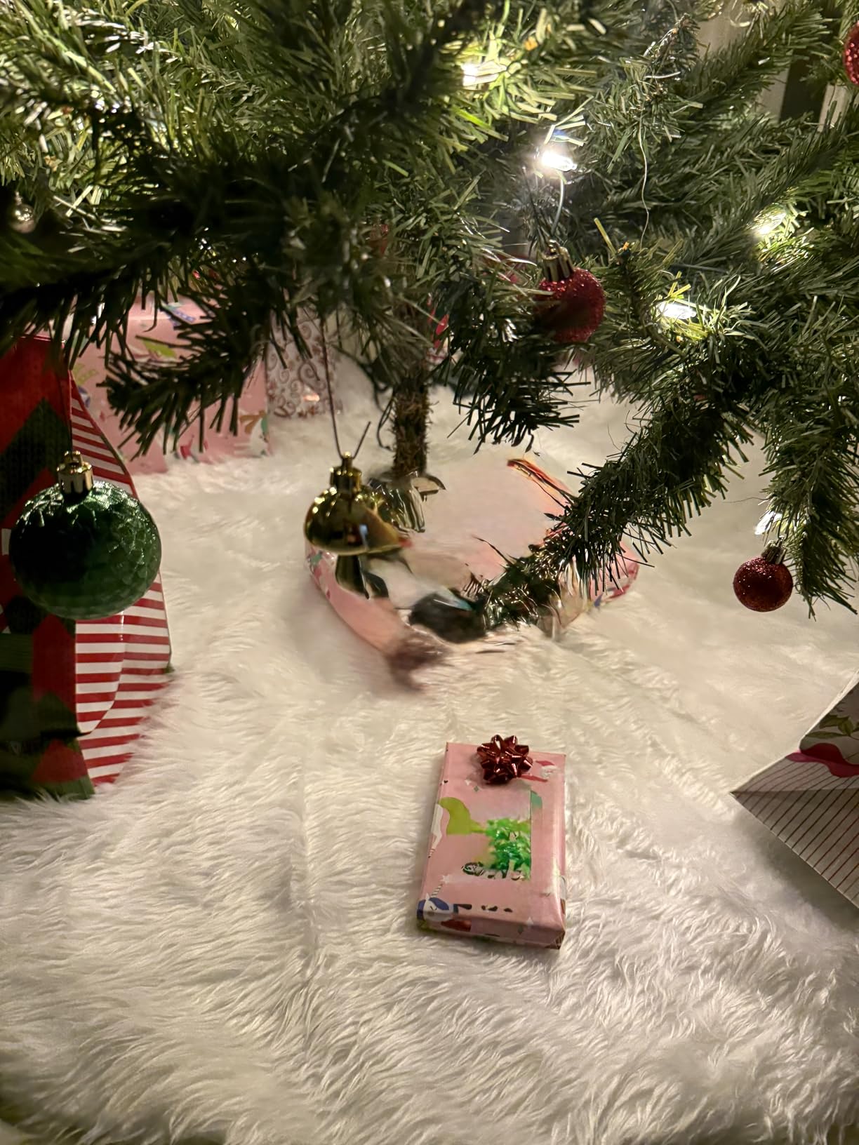 YEAHOME Christmas Tree Skirt, 48 Inch White Soft Faux Fur Tree Skirts Plush Christmas Decorations, White Ornaments Christmas Tree Skirts Xmas Decorations Indoor Holiday Party Decor customer photo 2