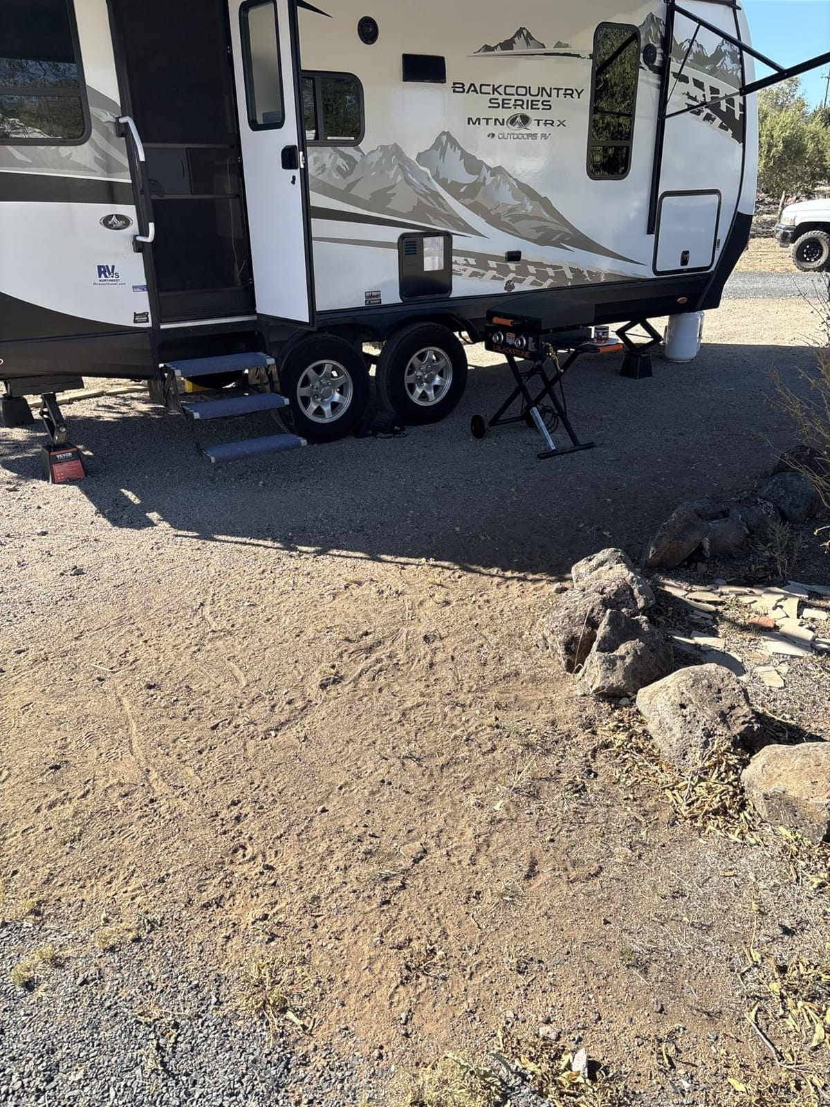 VEVOR Trailer Jack Block, 6000 lbs Capacity per RV Leveling Block, Polypropylene RV Camper Stabilizer Blocks, RV Travel Accessories Use for Any Tongue Jack, Post, Foot, 5th Wheels, 4-Pack customer photo 1