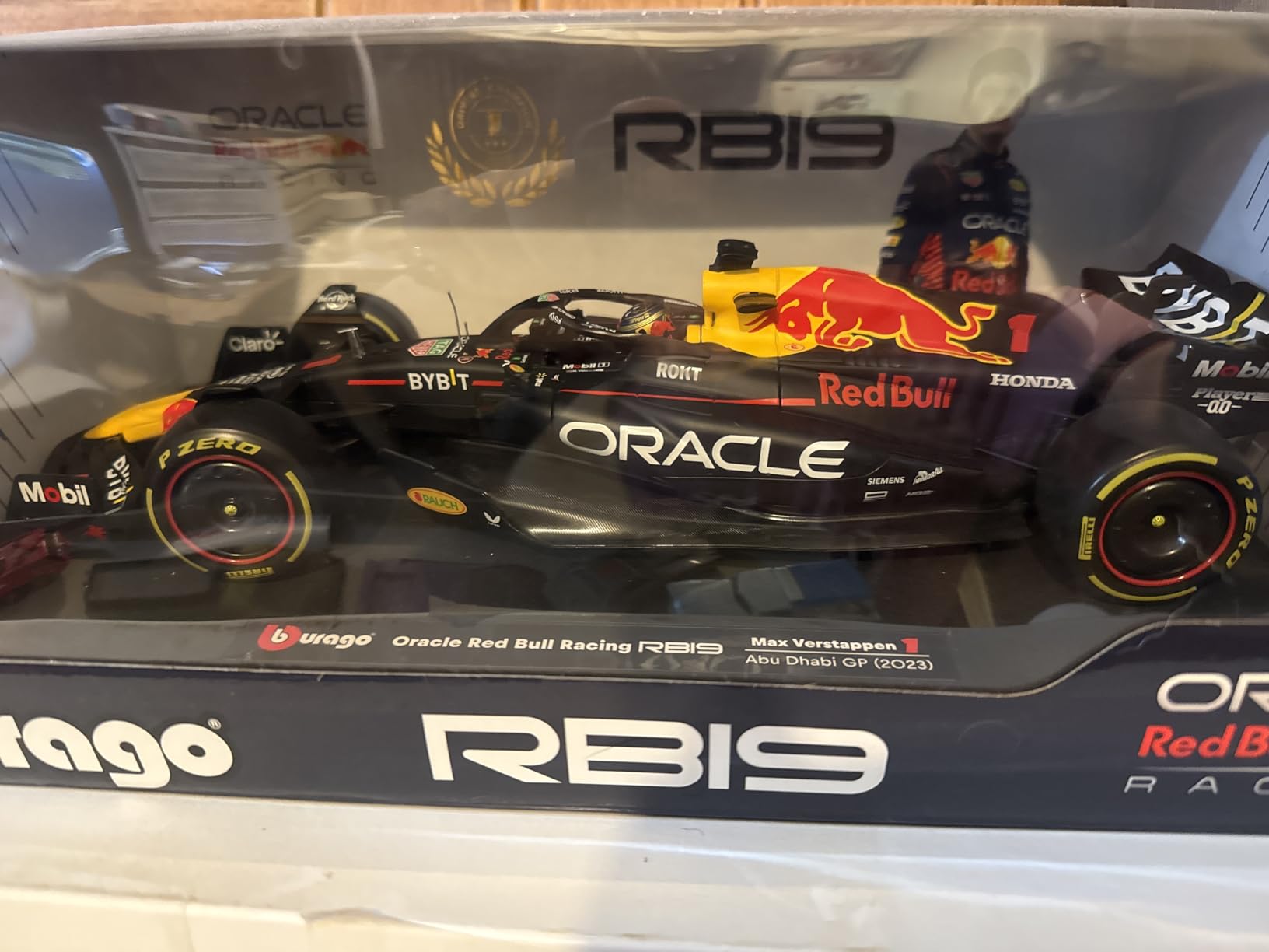 Bburago 1:18 Scale Formula Race Oracle Red Bull Racing RB19 (2023) Diecast Vehicle with Driver Helmet Verstappen #1 customer photo 1