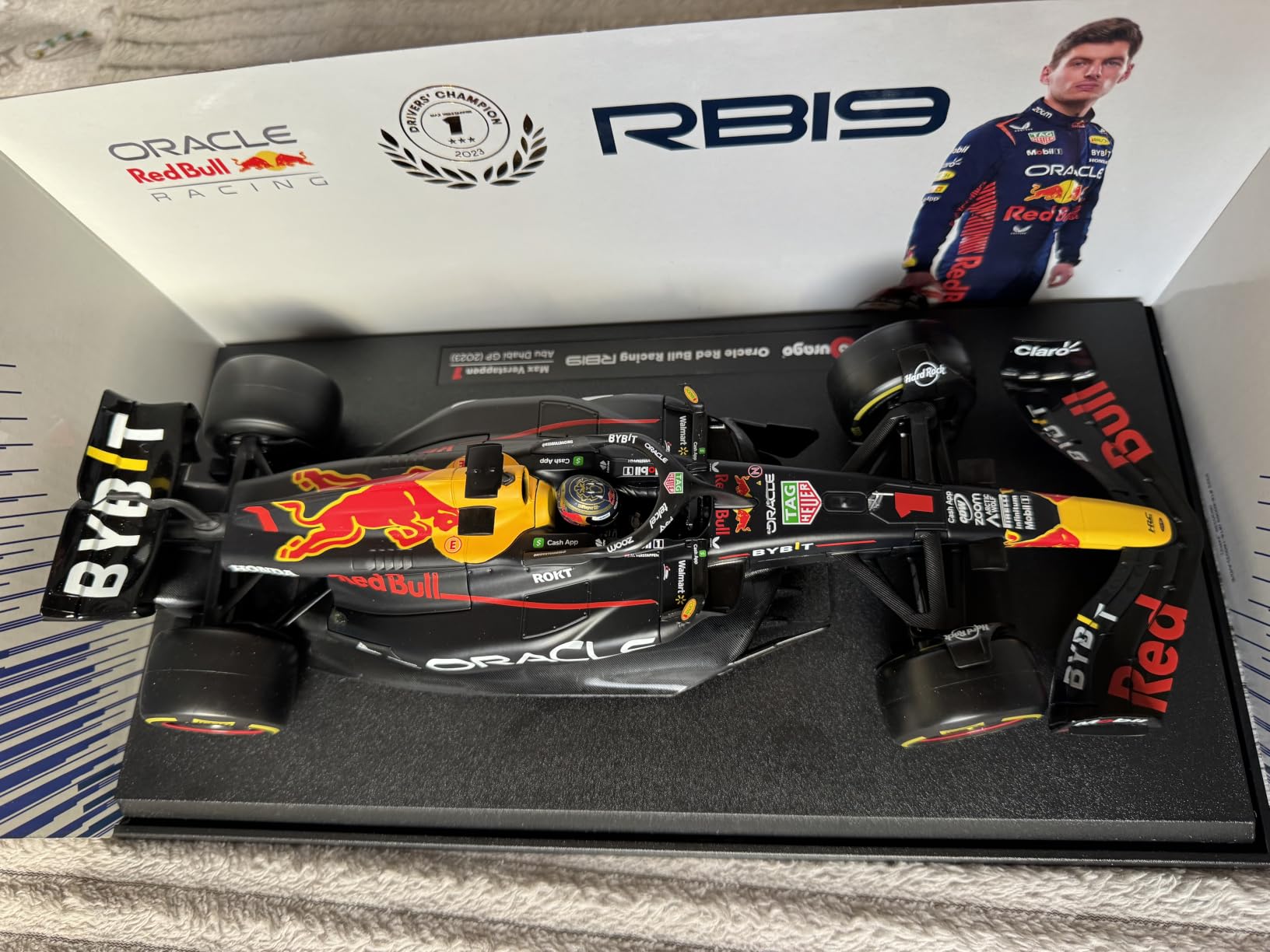 Bburago 1:18 Scale Formula Race Oracle Red Bull Racing RB19 (2023) Diecast Vehicle with Driver Helmet Verstappen #1 customer photo 2