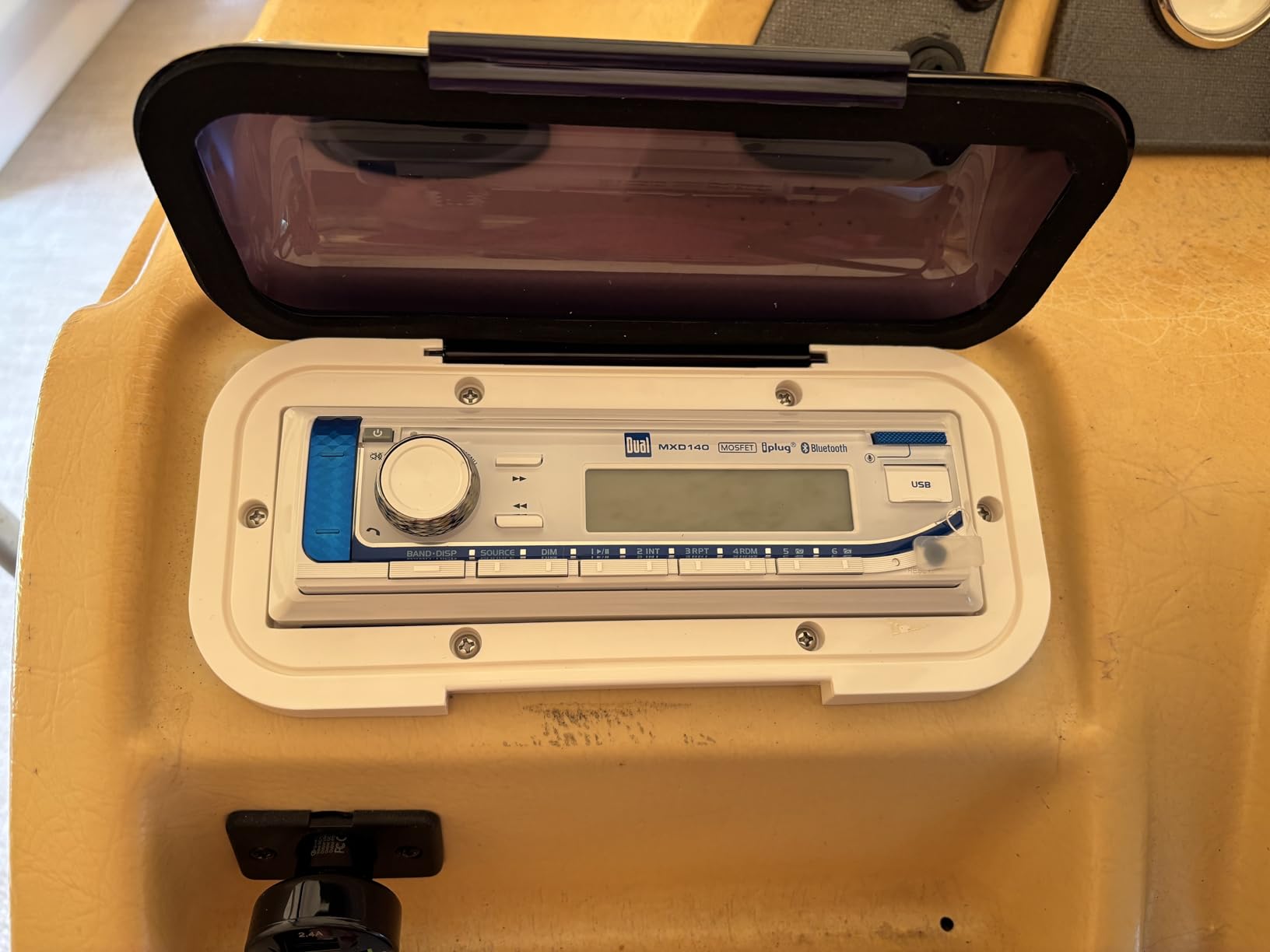 Dual Electronics MXD140 Marine Stereo Bluetooth Single DIN AM/FM White | Weatherproof receiver for boats, sunlight-readable LCD, USB port with 2.1A charging, AM/FM tuner, white single-DIN design customer photo 1
