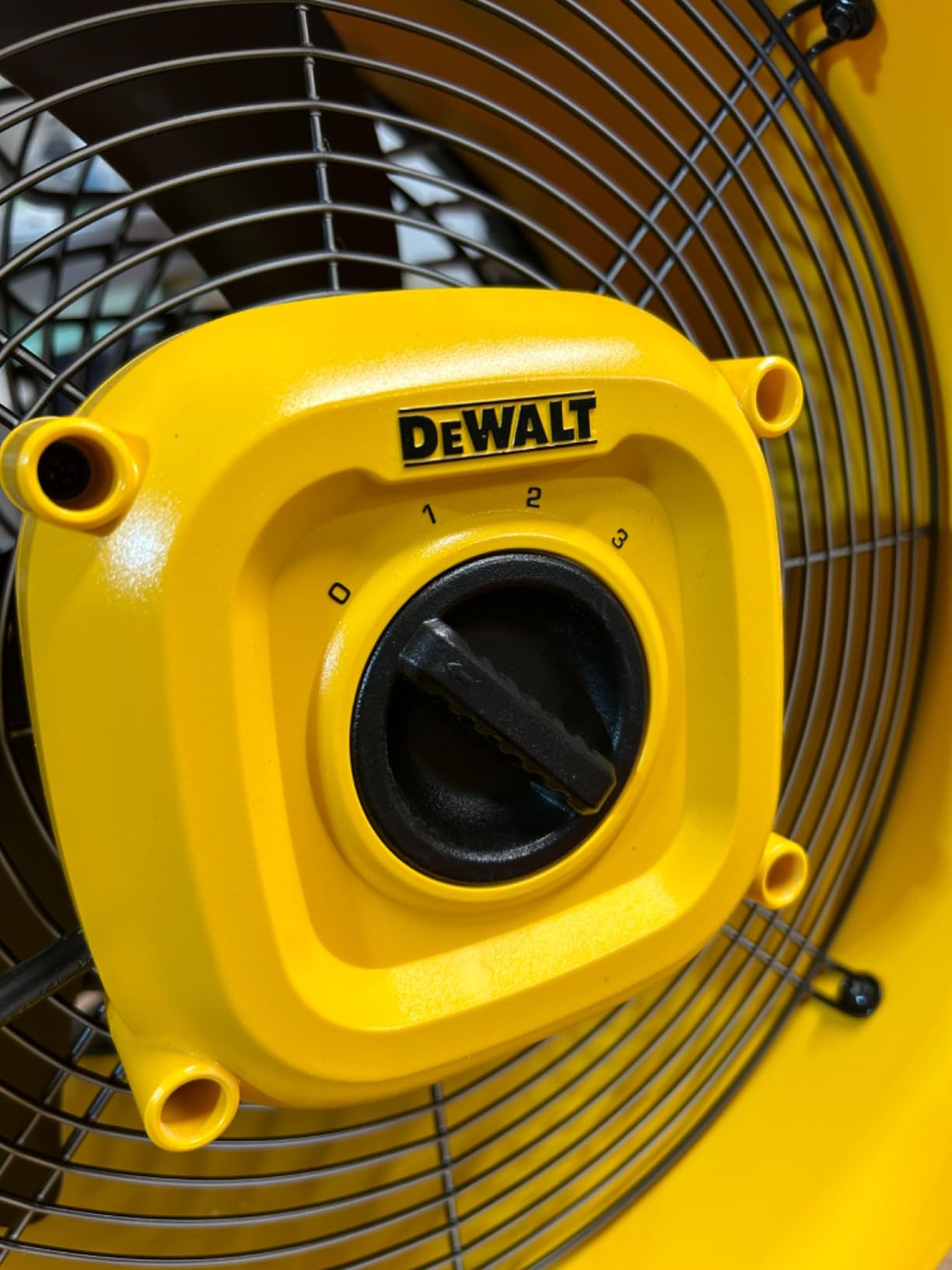 DEWALT 16-Inch High-Velocity Floor Fan, 3-Speed Plug-In Shop Fan, Compact 360° Adjustable Drum Fan for Garage, Workshop, Warehouse and Basement, DXF1616 customer photo 1