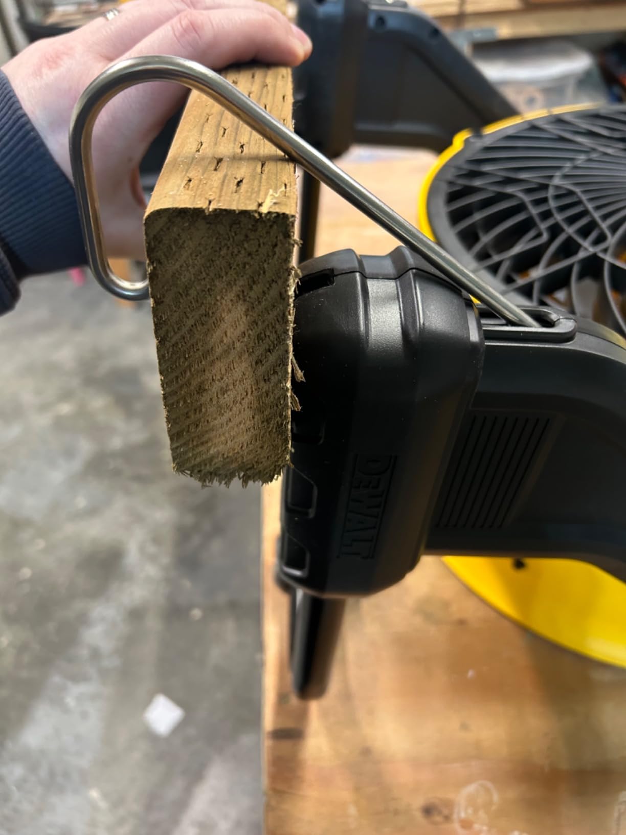 DEWALT 16-Inch High-Velocity Floor Fan, 3-Speed Plug-In Shop Fan, Compact 360° Adjustable Drum Fan for Garage, Workshop, Warehouse and Basement, DXF1616 customer photo 2