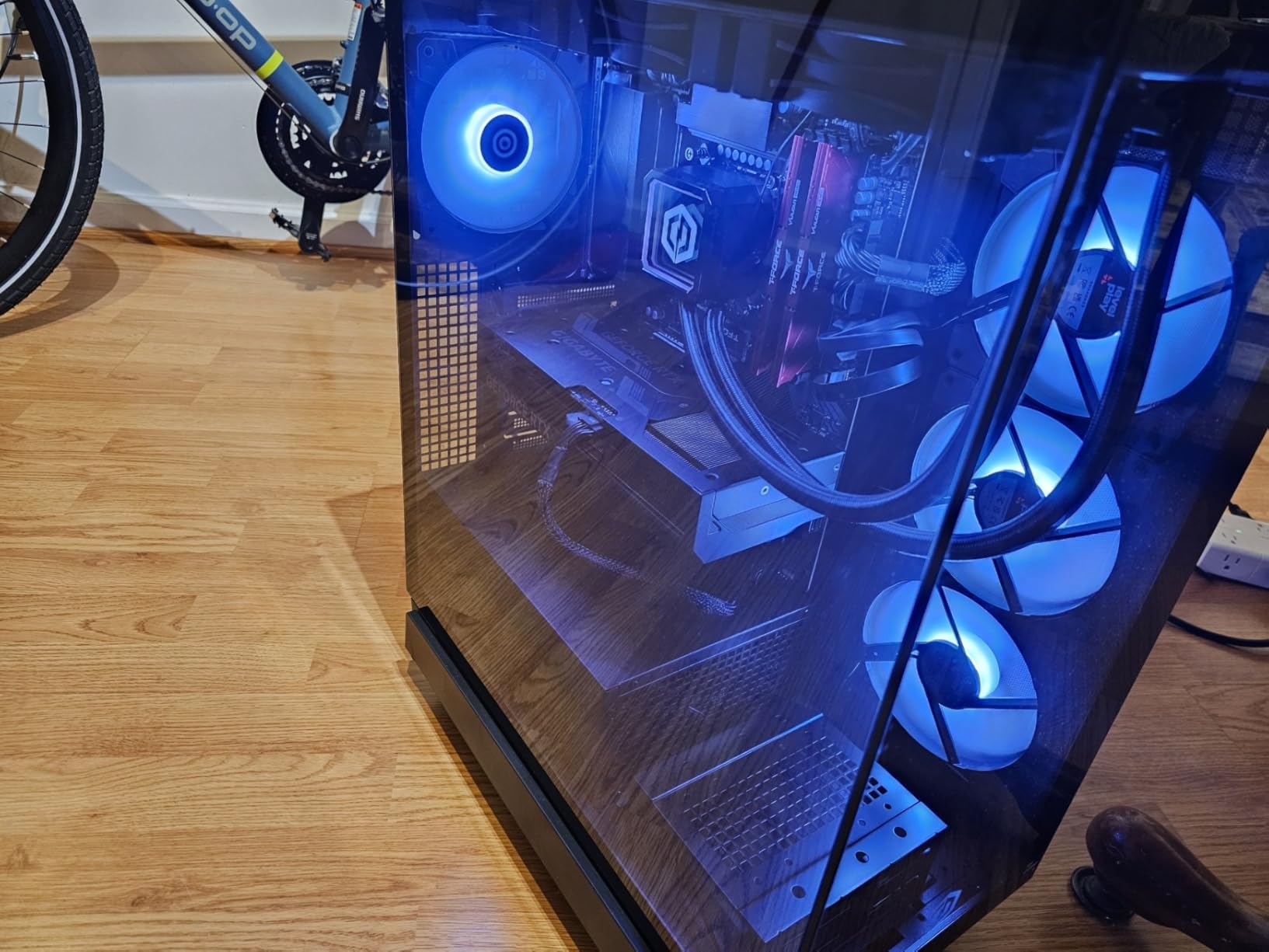 CYBERPOWERPC Gamer Xtreme VR Gaming PC, Intel Core i9-14900KF 3.2GHz, GeForce RTX 4070 Super 12GB, 32GB DDR5, 2TB PCIe Gen4 SSD, WiFi Ready & Windows 11 Home (GXiVR8080A38) customer photo 2
