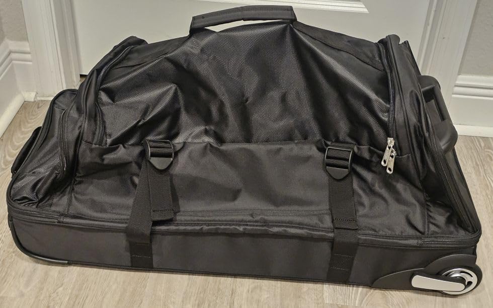 Amazon Essentials Wheeled Rolling Duffel Bag, 30-Inch (76.2 cm) Checked-Size, Expandable, Shoe Compartment, Telescoping Handle, Black customer photo 1