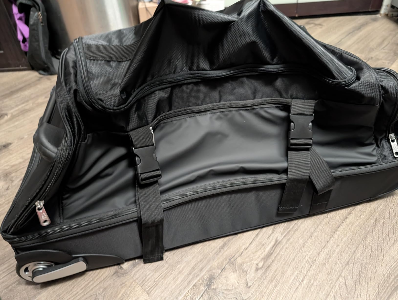 Amazon Essentials Wheeled Rolling Duffel Bag, 30-Inch (76.2 cm) Checked-Size, Expandable, Shoe Compartment, Telescoping Handle, Black customer photo 2