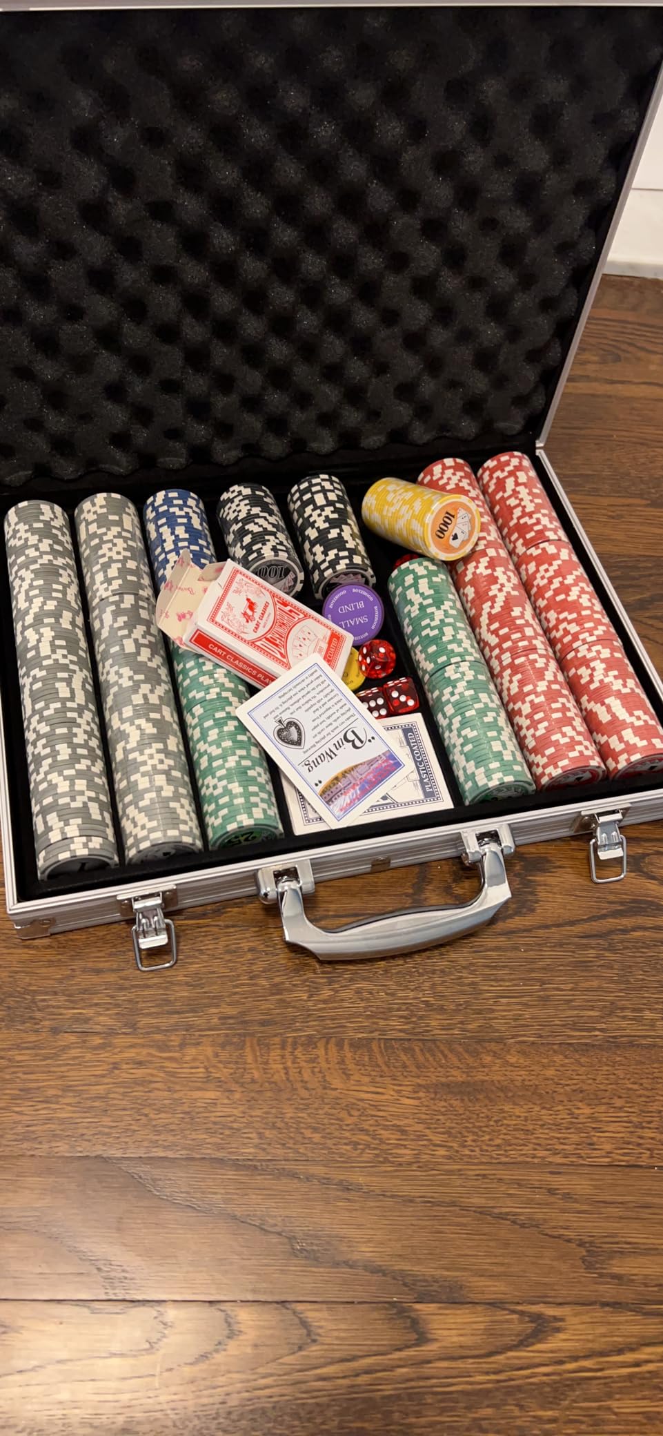 LUOBAO 11.5 Gram Poker Chips Set 300 Piece Casino Chips with Denominations, Professional Blackjack & Texas Holden Chips Set with Case customer photo 1