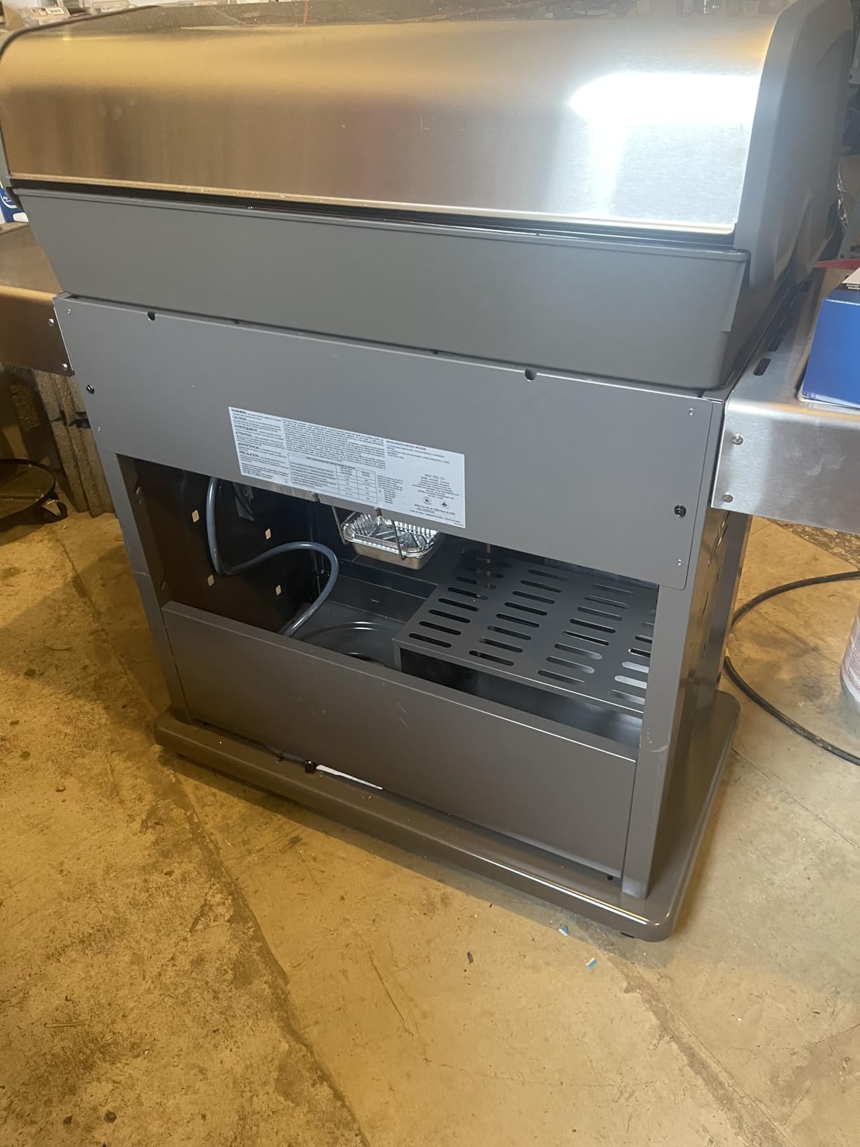 Napoleon Rogue PRO 625 5-Burner Natural Gas Grill with Infrared Side Burner | Black, 74,000 BTUs, 988in² Area, Backlit Knobs, Folding Shelf, Cast Iron Grates, Locking Caster Wheels customer photo 2