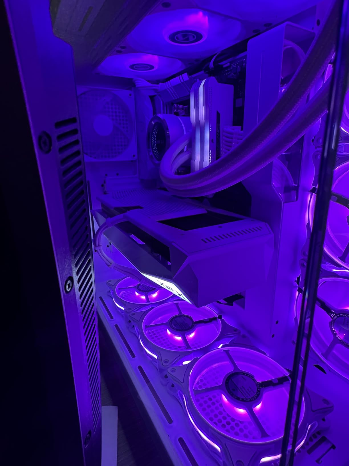 XFX Mercury AMD Radeon RX 9060XT OC White Gaming Edition with 16GB GDDR6 HDMI 2xDP, AMD RDNA 4 RX-96TMERCW9 customer photo 2