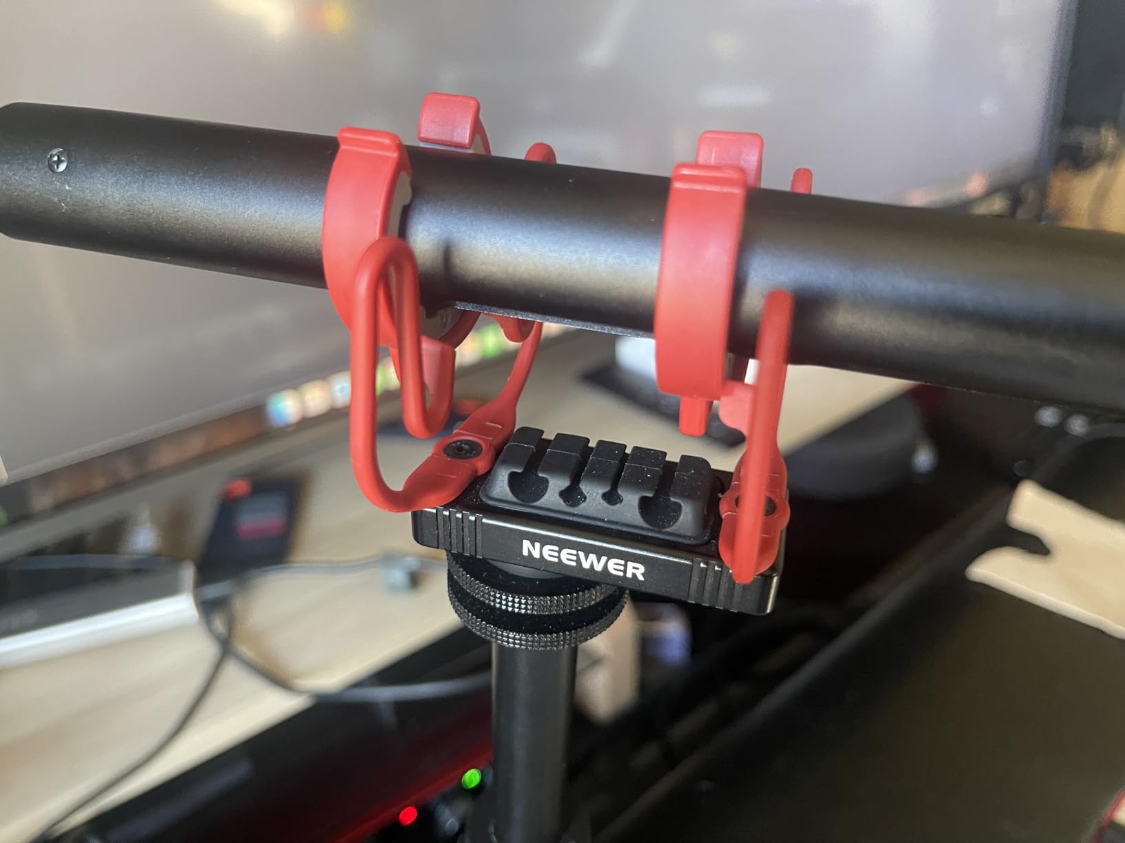 NEEWER Microphone Shock Mount with Cold Shoe, 1/4
