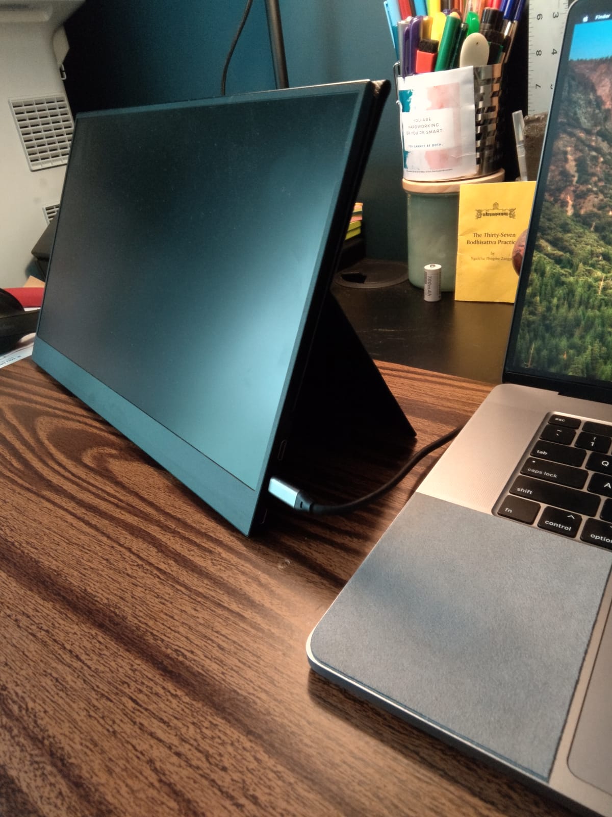 cocopar Portable Monitor 16 Inch 2.5K QHD 110% sRGB 144Hz USB-C, 120Hz HDMI, Travel Monitor with Speaker Second Screen for Laptop MacBook Surface PC Xbox PS4/5, VESA Mountable, with Kickstand customer photo 2