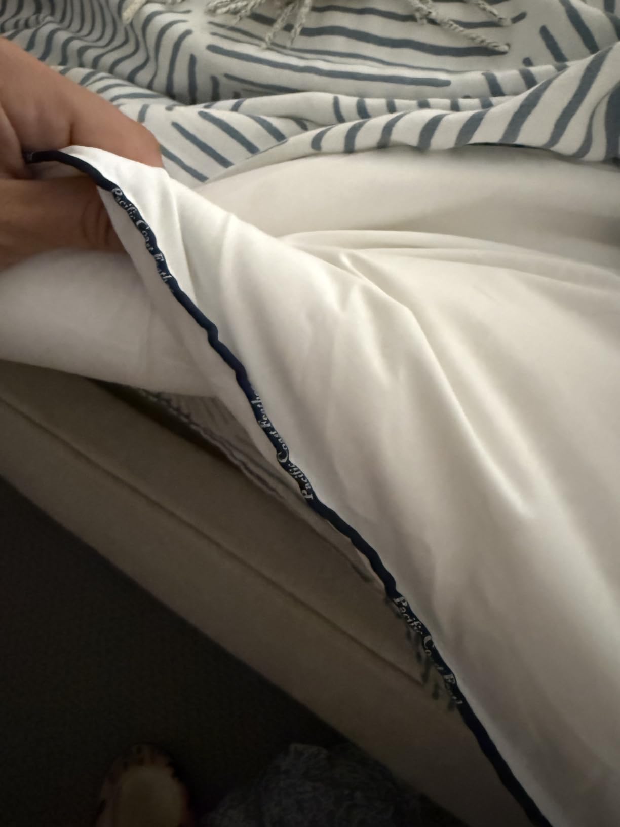 Pacific Coast Luxury White Goose Feather Down Fiber Comforter King Size, All Season Hotel Collection Duvet Insert, Ultra Soft, Breathable Bedding Comforter with 8 Corner Tabs, 106x90 Inch White customer photo 2