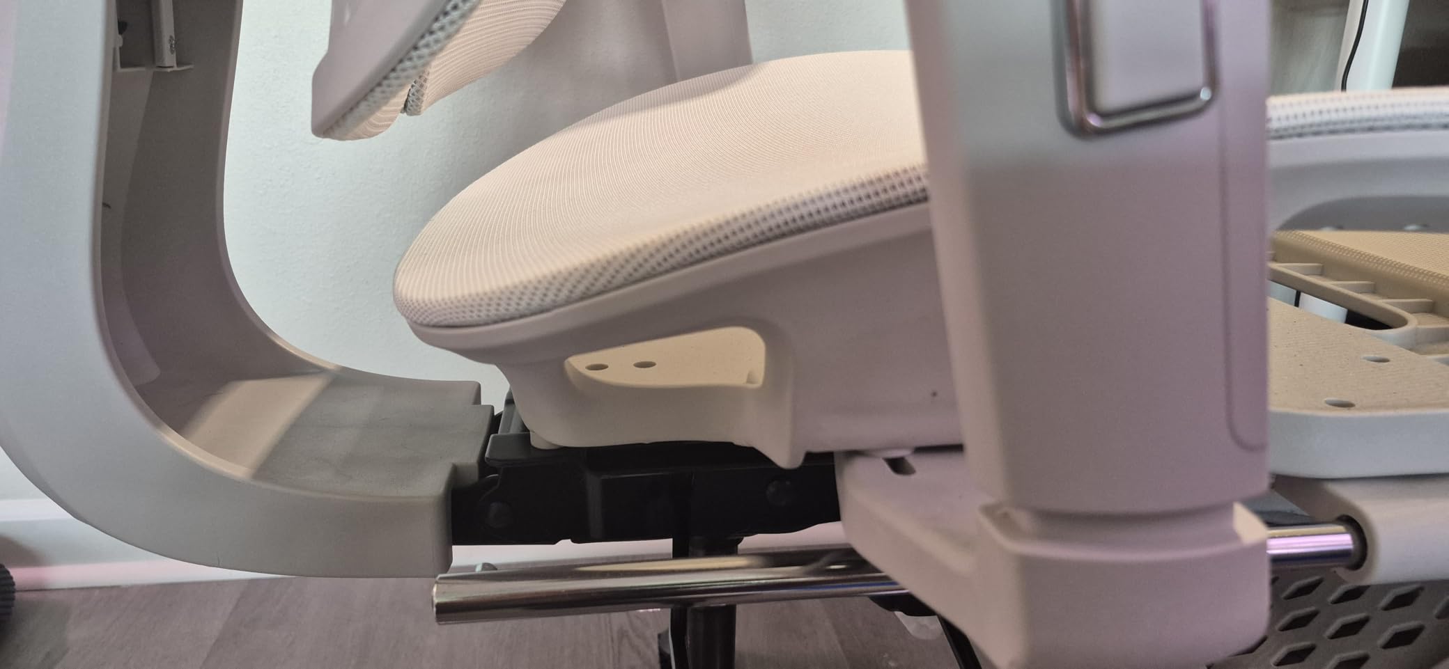 Vonesse Ergonomic Office Chair with Footrest, Desk Chairs with Dynamic Lumbar Support & Adjustable Depth Breathable Mesh Seat, Computer Gaming Chair with Adjustable 3D Headrest and Armrests (White) customer photo 2