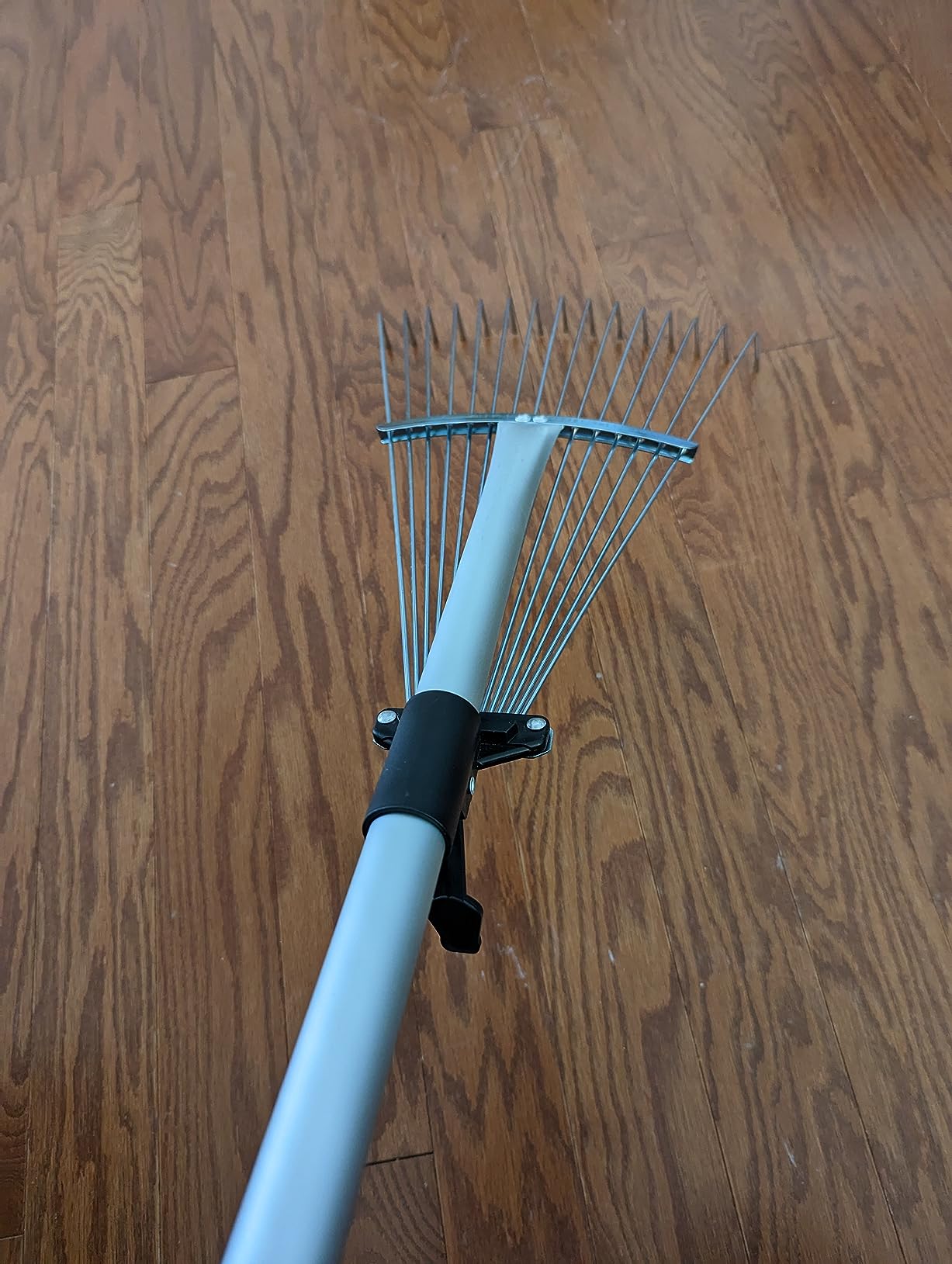 Buyplus Adjustable Garden Leaf Rake - 24 to 63 Inch Telescopic Metal Expandable Folding Leaves Rake, Metal Rake for Leaves, Yard Rakes for Lawn Yard, Flowers Beds, Black customer photo 1