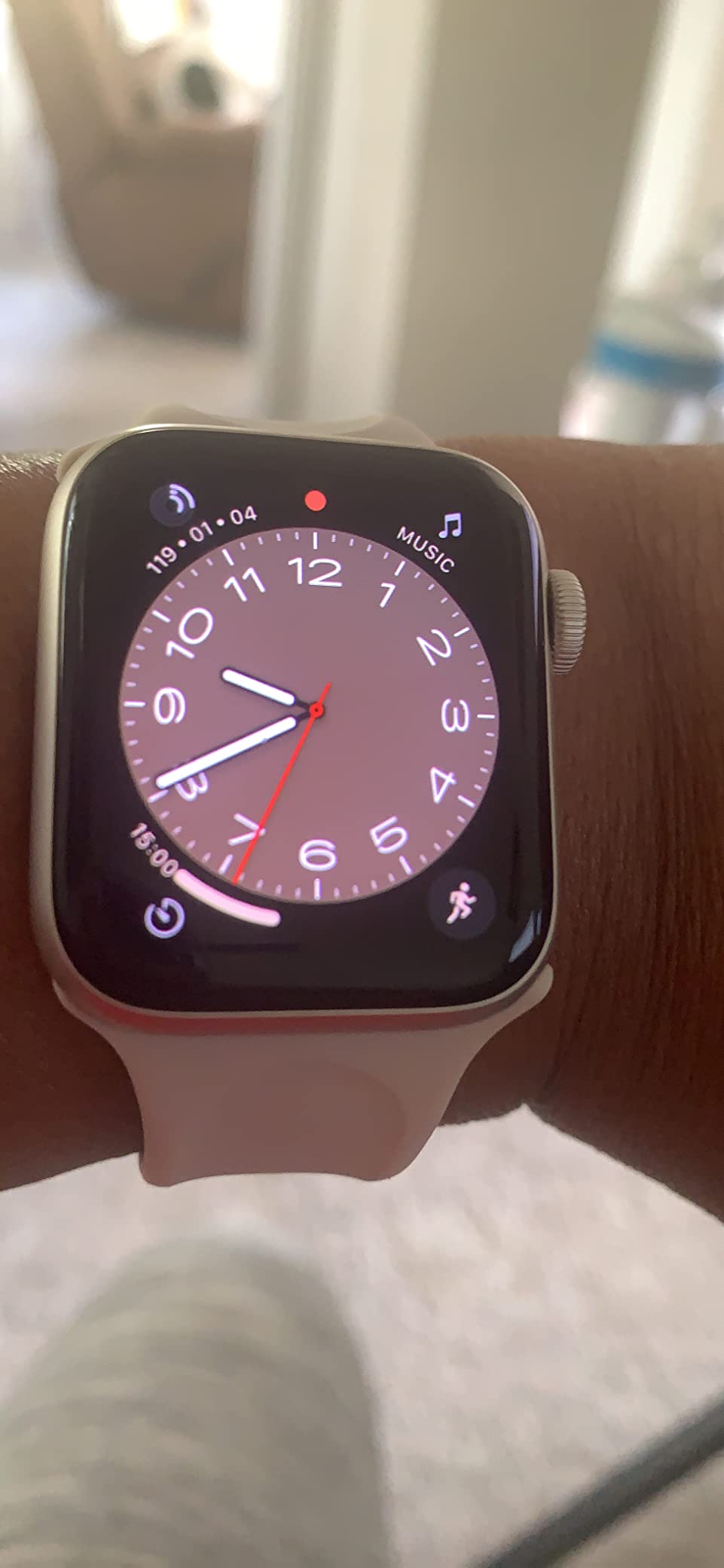 Apple Watch SE (2nd Gen) (GPS + Cellular, 40mm) - Starlight Aluminum Case with Starlight Sport Band, S/M (Renewed) customer photo 1