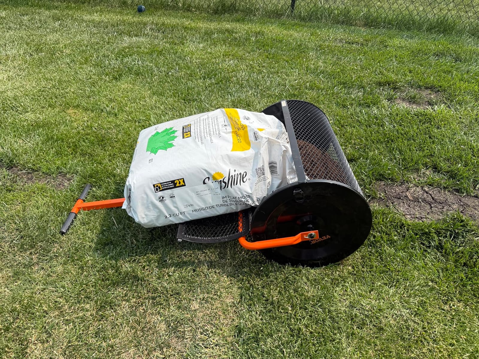 VEVOR Broadcast Spreader 15 lbs Capacity Hopper Walk-Behind Push Spreader | For Lawn & Garden Small Home Use, 9.8 ft Spreading Width, 10